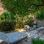Old Town House With Floor Heating & Lush Private Garden